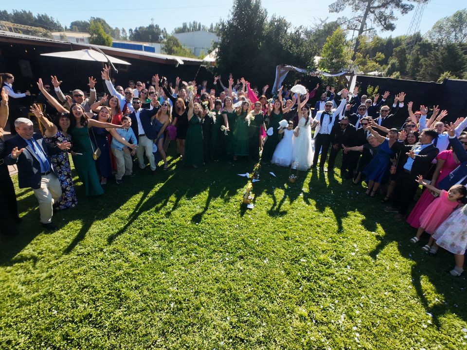 Video y fotografía de bodas con dron, atención al detalle y enfoque cinematográfico. Cada momento es capturado para revivir la emoción del gran día.