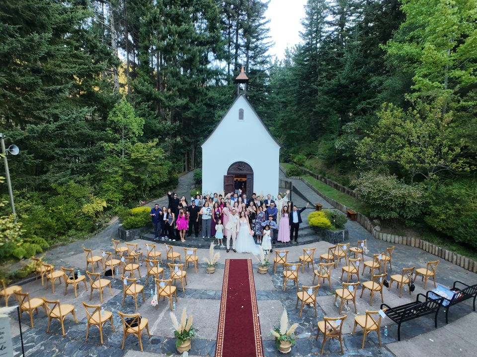 Registro audiovisual de matrimonio con fotografía profesional y tomas aéreas. Creamos recuerdos auténticos que permiten revivir cada instante del gran día.