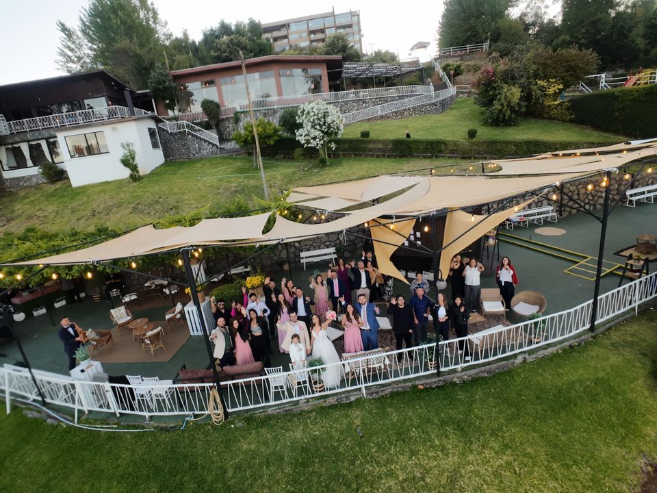 Fotografía y video de bodas con dron y enfoque emocional. Transformamos momentos únicos en recuerdos que permanecen para siempre.