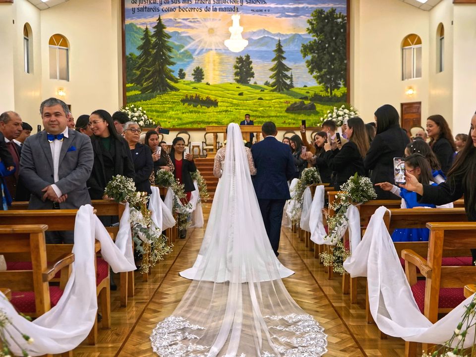 Registro audiovisual de matrimonio al aire libre con fotografía y dron. Capturamos la esencia de cada boda con una mirada natural y cinematográfica.