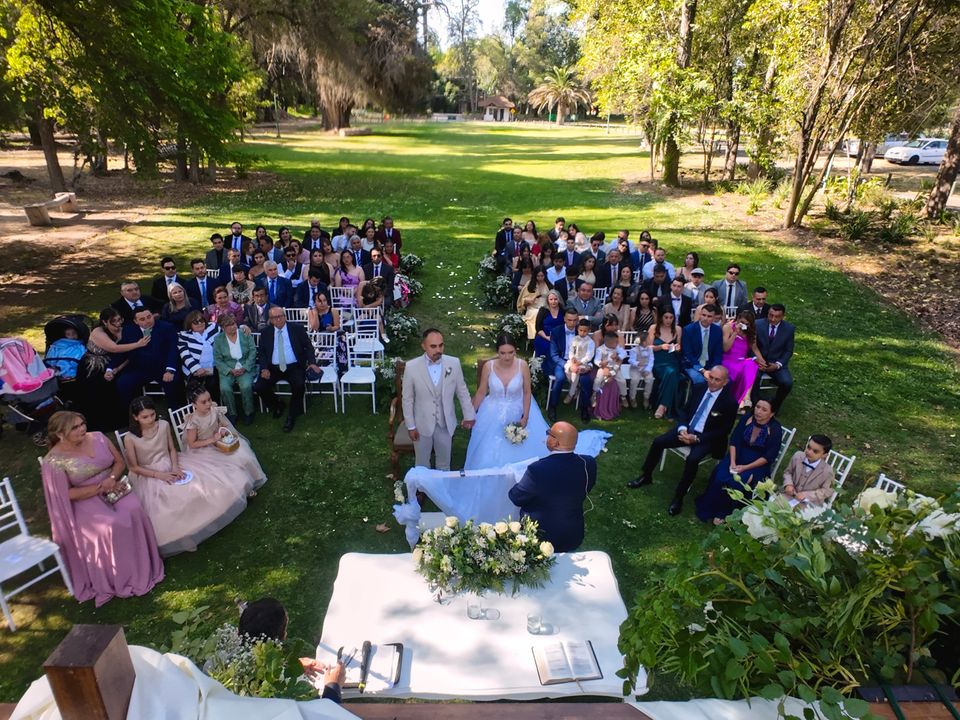 Video y fotografía de matrimonio con tomas aéreas profesionales y estilo cinematográfico. Capturamos la magnitud y emoción de tu gran día.