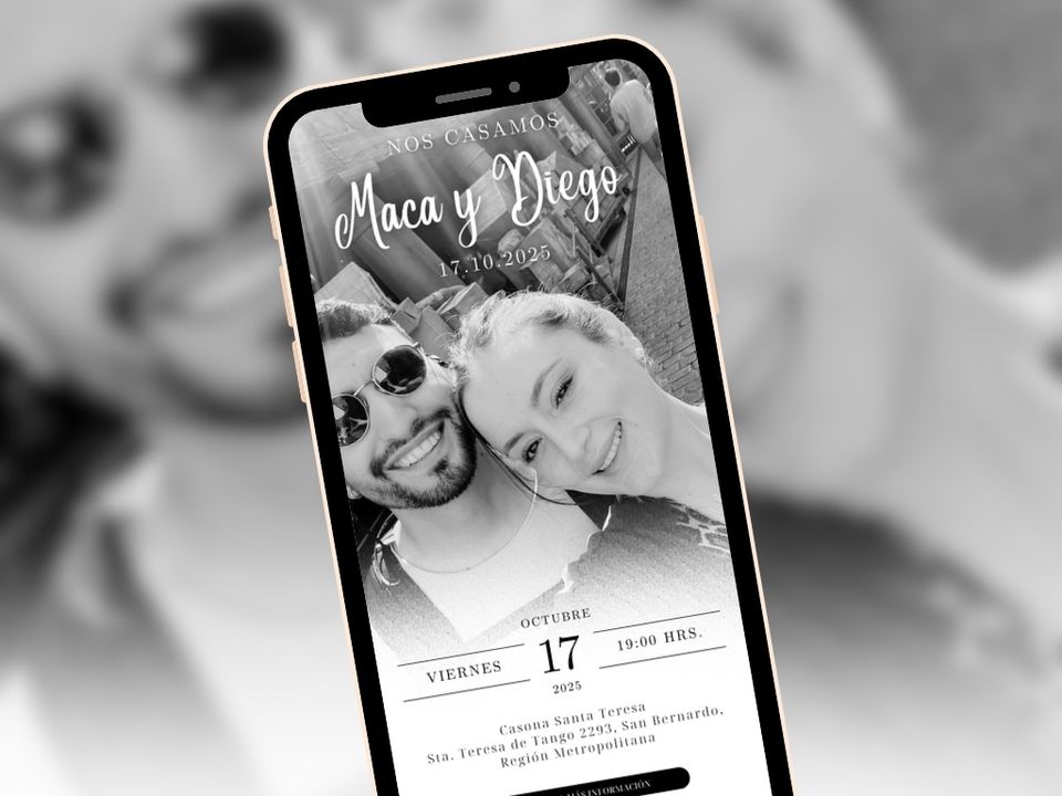 Invitación web de matrimonio elegante en blanco y negro con fotografía de los novios y fecha de la boda.