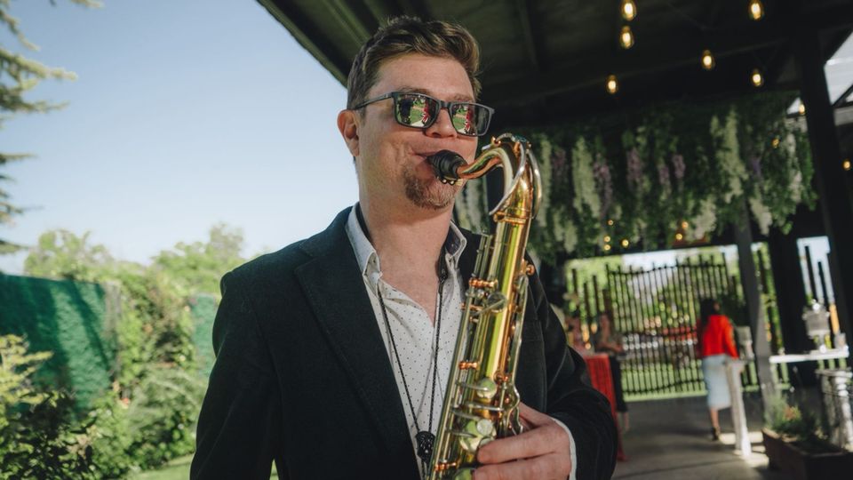 Foto 2 de Saxofonista Carlos Villegas O. - Música para Matrimonios