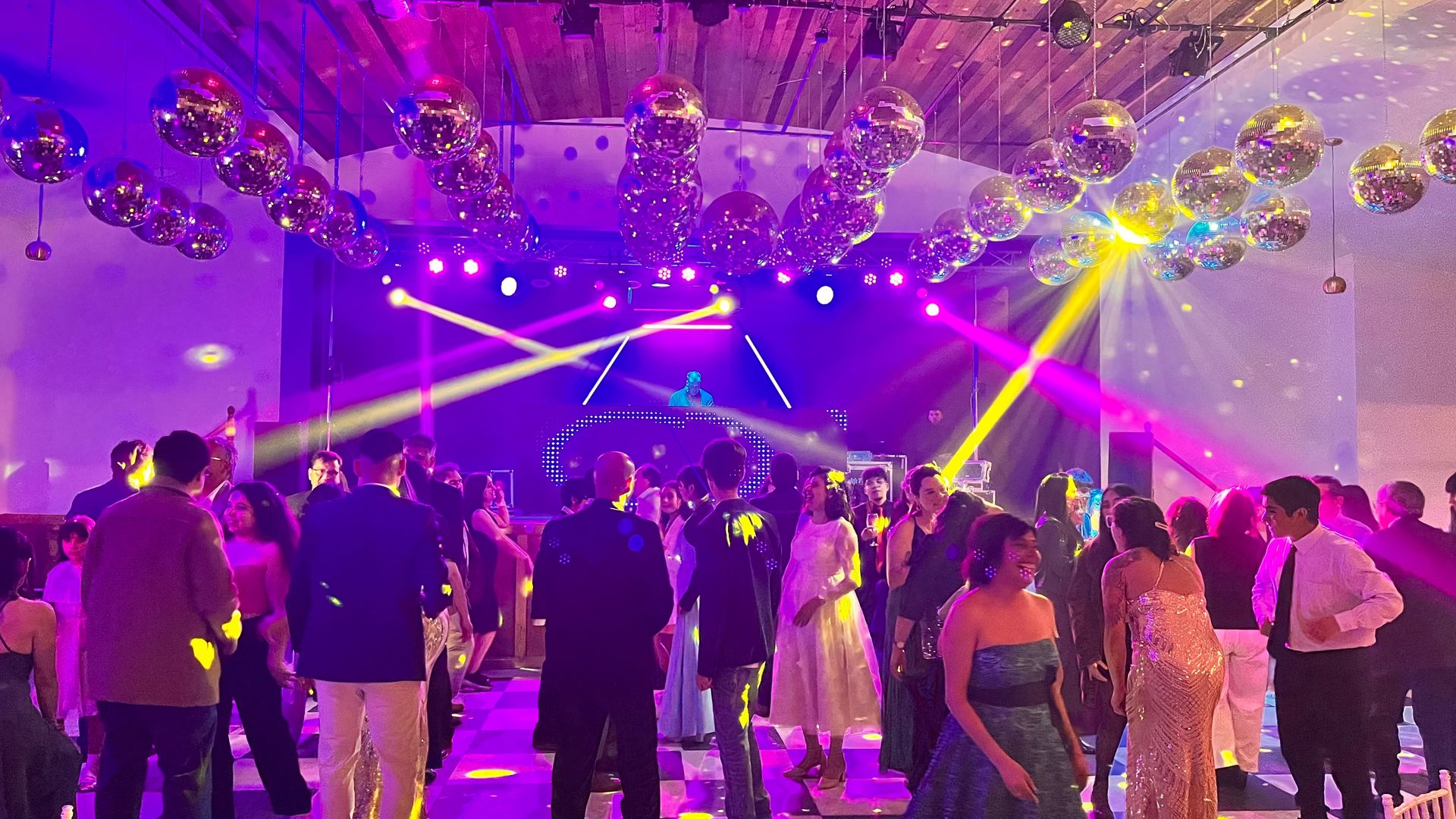 Tomis producciones - Música para Matrimonios en Weddy