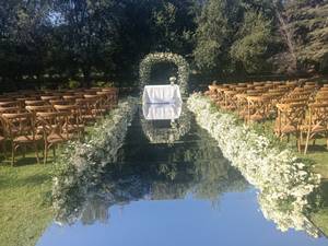 Hermoso altar simbólico arco curvo floreado total , piso de espejo y camino lineal floreado estilo nube. Florería Rosamor te ofrece bellos arcos florales para matrimonio en muchos…
