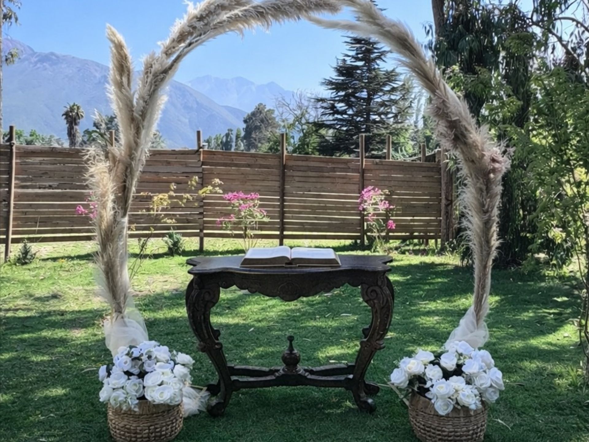 ✨ARCO NATURAL DELUXE✨ Un escenario diseñado para ceremonias al aire libre,donde la decoración envuelve el momento en tonos suaves y elegantes.