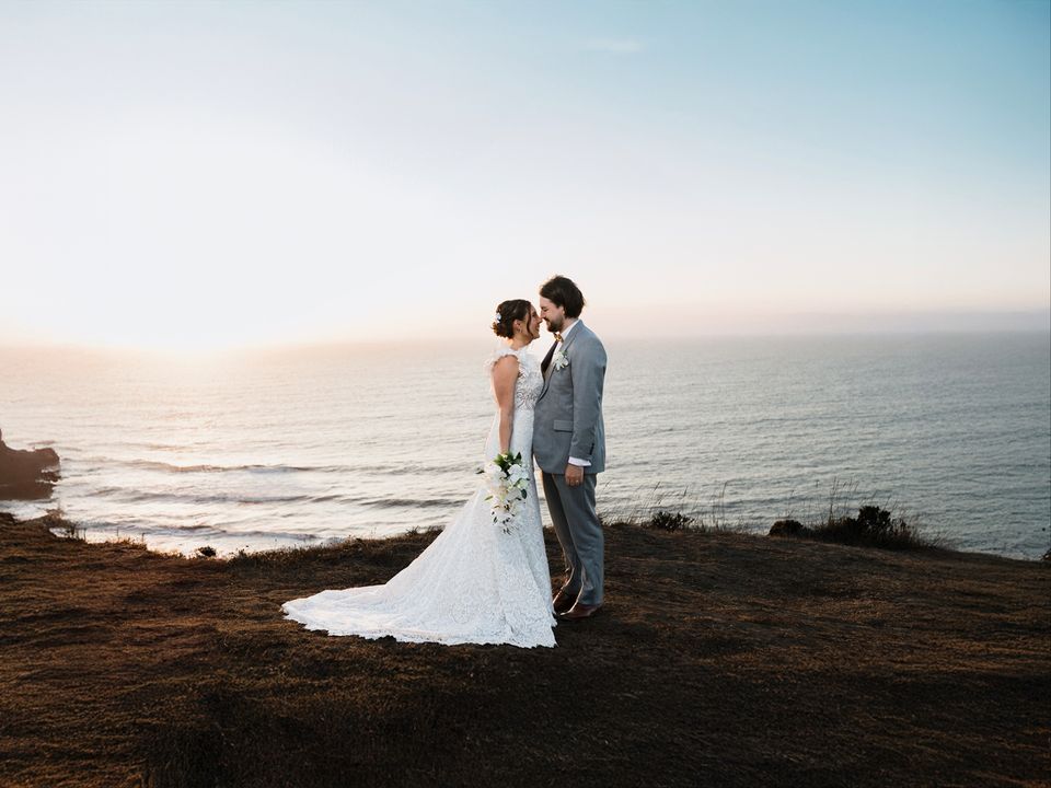 Sesión de novios al atardecer frente al mar. Fotografía de matrimonio en la playa y costa de Chile. Captura romántica con luz dorada perfecta por Bodafilms.cl.