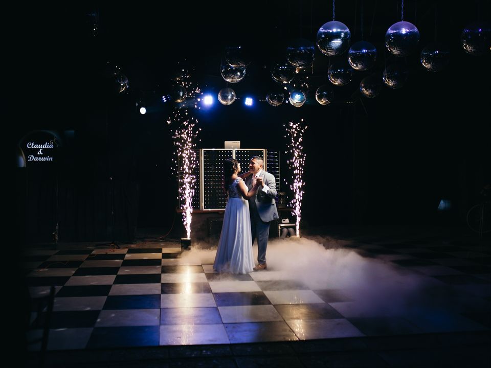 Primer baile de novios iluminado con chispas frías. Fotografía profesional de fiestas de matrimonio en Santiago. Capturamos la magia y diversión de tu celebración nocturna. Bodafi…