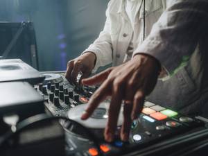 Foto 1 de DJ MARCO ANDRADE - Iluminación y Producción para Matrimonio