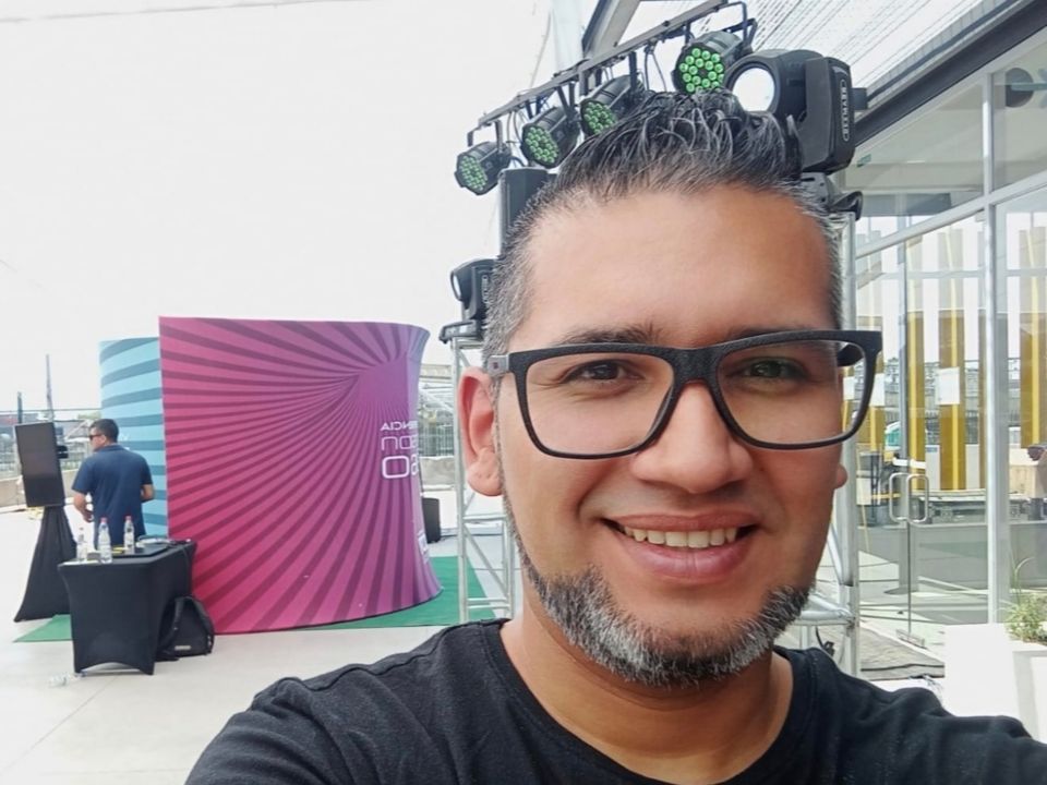 Foto 11 de DJ MARCO ANDRADE - Iluminación y Producción para Matrimonio