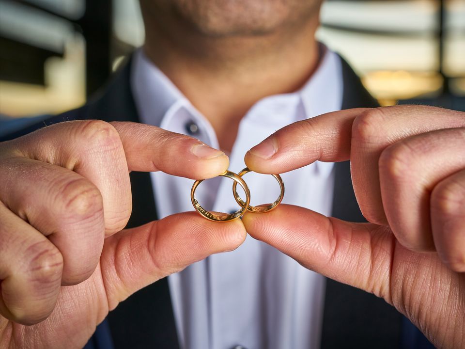 Detalle de anillos en manos del novio, fotógrafo de bodas en la Sexta Región.