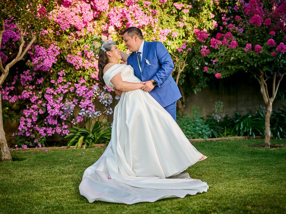 Novios posando en su matrimonio, fotografía de bodas en Rancagua.