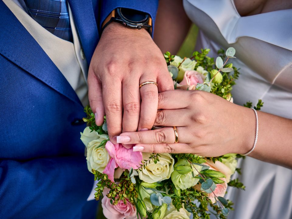 Manos con anillo de matrimonio, fotografía de bodas en Rancagua.