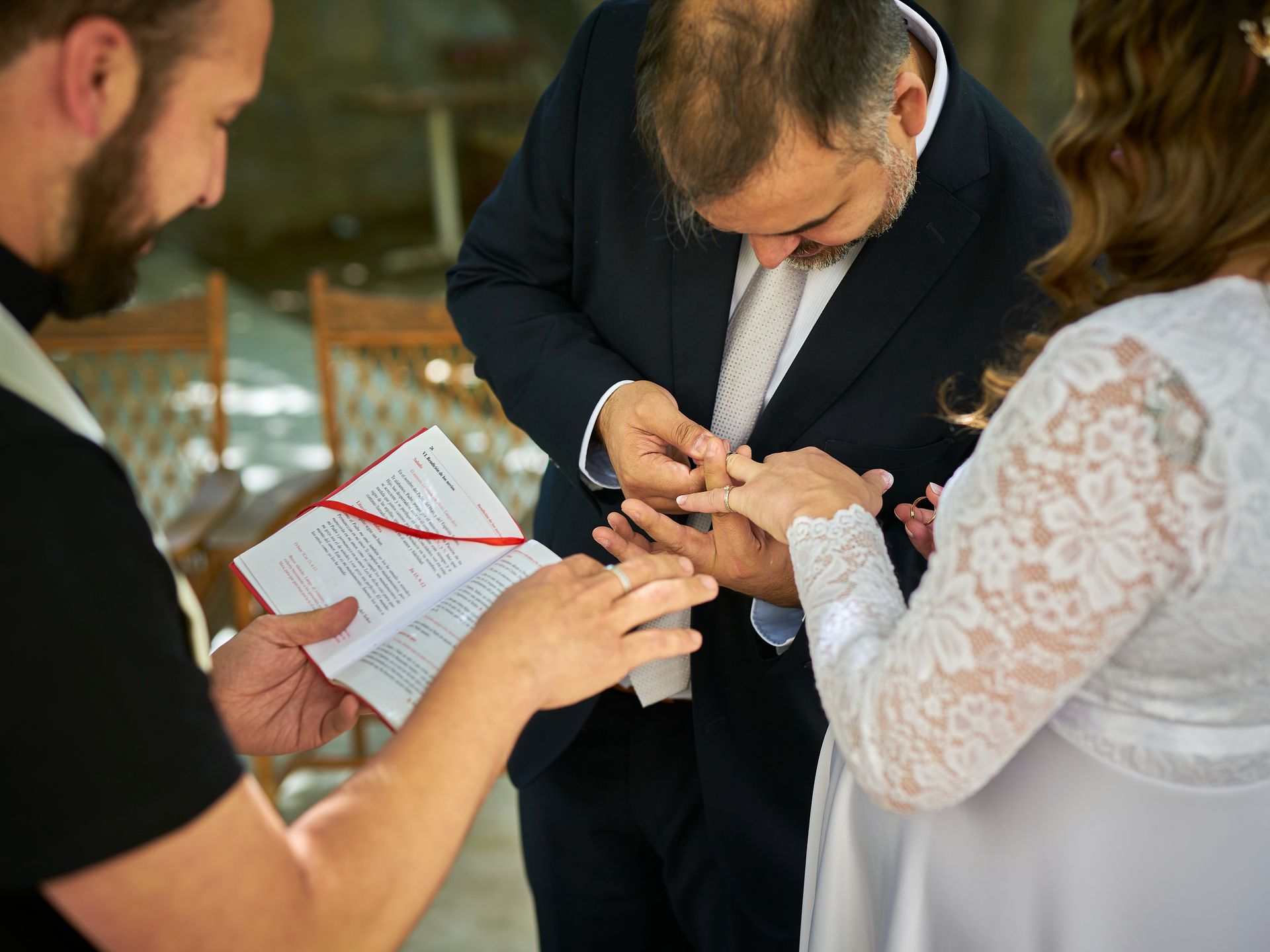 Postura de anillo, fotografía de matrimonio natural en Chile.