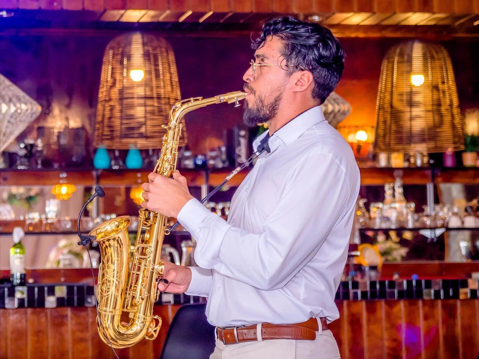 Foto 4 de Alejandro Vera Saxofonista - Música para Matrimonios