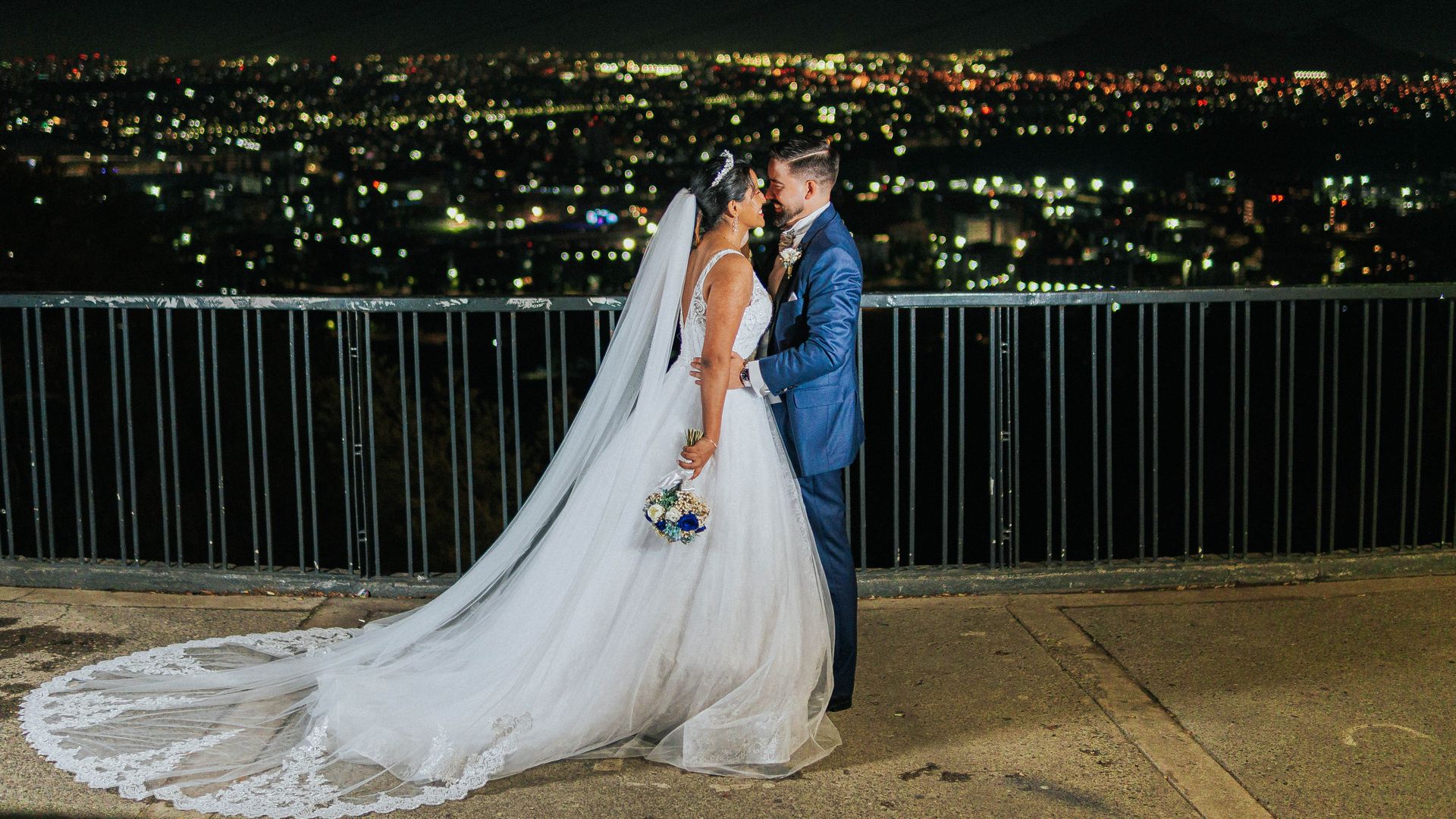 Capturamos la magia de tu matrimonio con fotografía y video profesional, llenos de emoción, amor y detalles únicos para que revivas tu día especial por siempre.