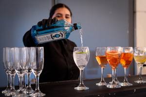 Contamos con el mejor staff de bartenders profesionales