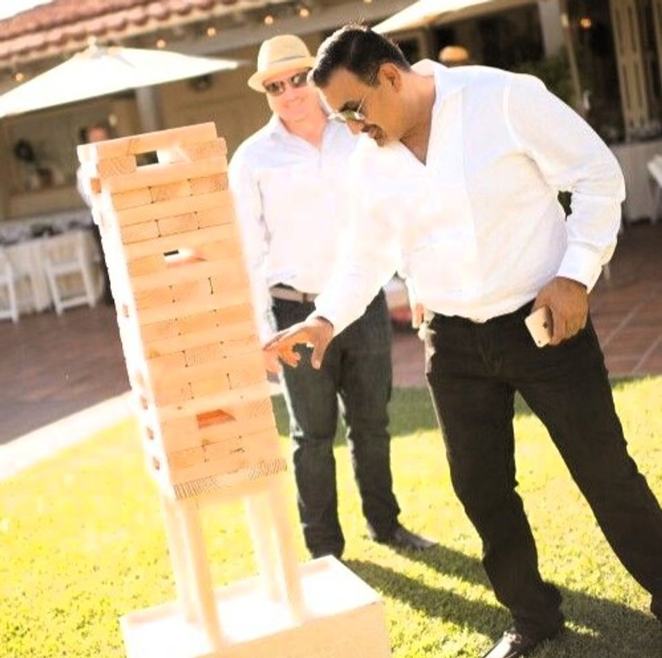 Un entretenido Jenga gigante de madera para el área de exteriores. "Interactivos momentos para tus invitados en tu boda! 🪵 ¡Pulso firme, risas y la mejor competencia en el moment…