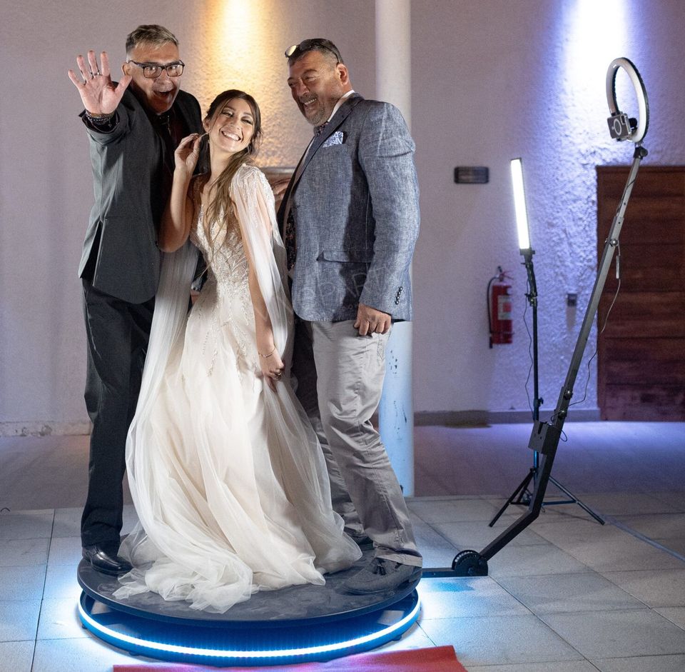 ¡Porque todo en cámara lenta es mejor! 🎥 Nuestra plataforma 360° con luces LED y movimiento envolvente. ¡Captura la energía y los bailes de su matrimonio!
