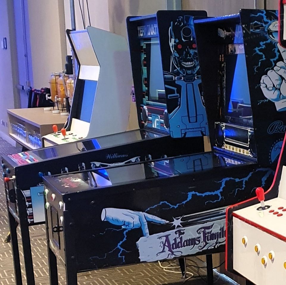 Que tal un clásico del siglo XXI un flippers digital . "Mas de +100 Juegos tematicos"⚡️ ¡Revive la emoción retro y la adrenalina de los juegos de pinball clásicos en tu boda!