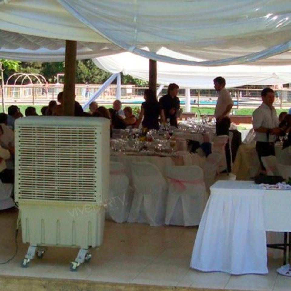 Un potente climatizador evaporativo para bodas y eventos. "¡Mantén un ambiente fresco frente a cualquier calor!" ❄️ ¡Asegura el máximo frescor y comodidad para tus invitados en pl…