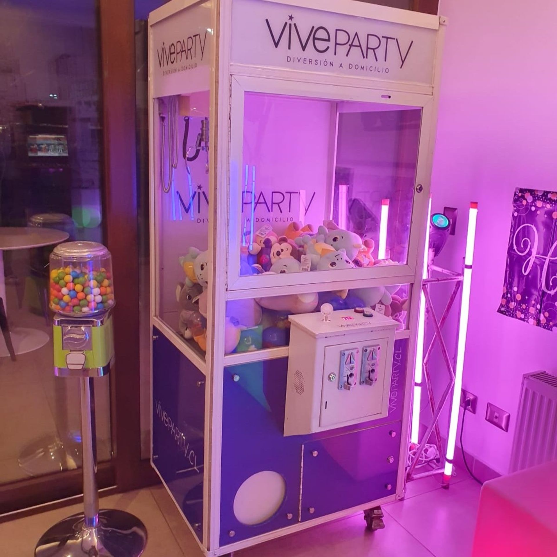 Sorprende a todos con nuestra llamativa máquina de peluches interactiva. "Peluches, mini botellas, recuerdos o sorpresas especiales" 🧸 ¡Diversión, estilo y recuerdos inolvidables…