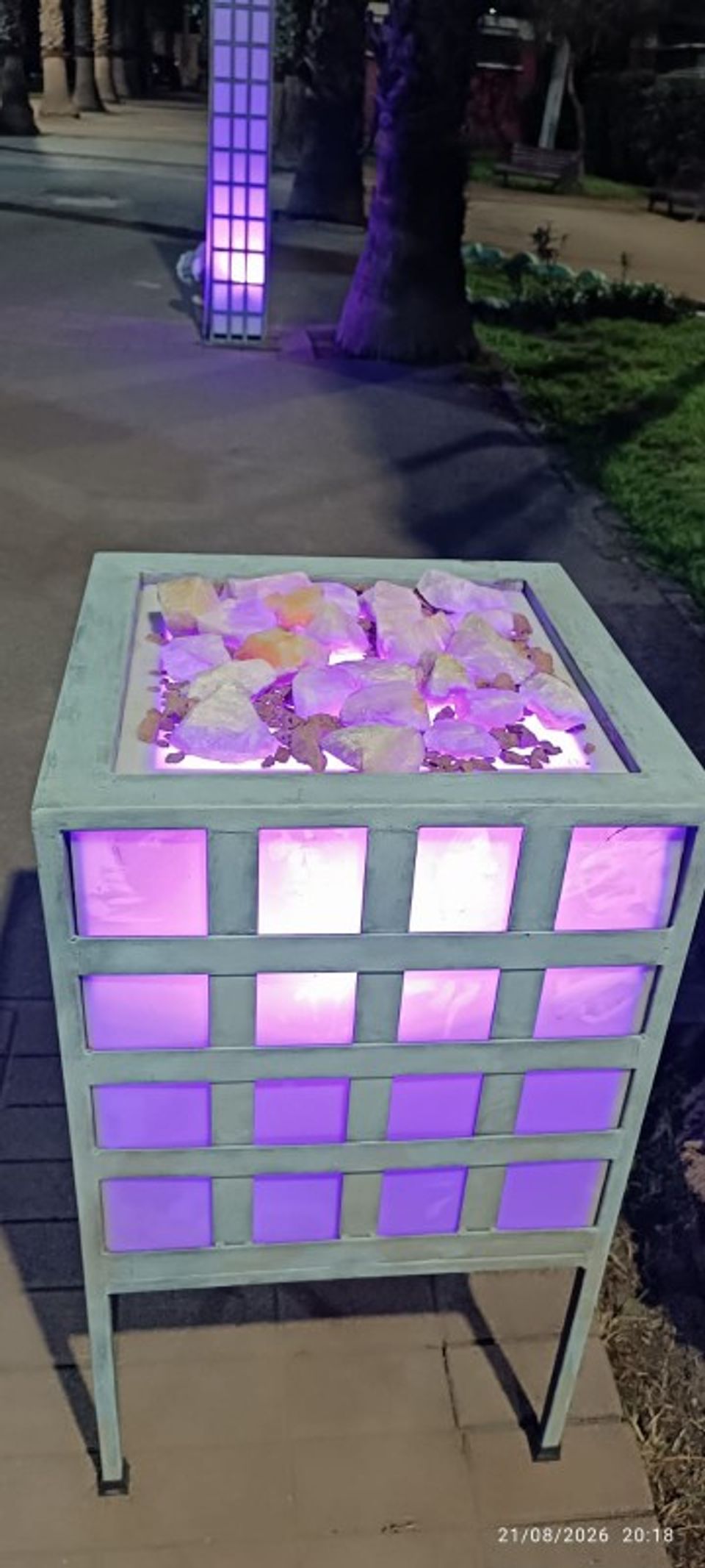 Cubo Decorativo Con Piedra Cuarzo , 16 Colores Control Remoto , 50x50x90 cms