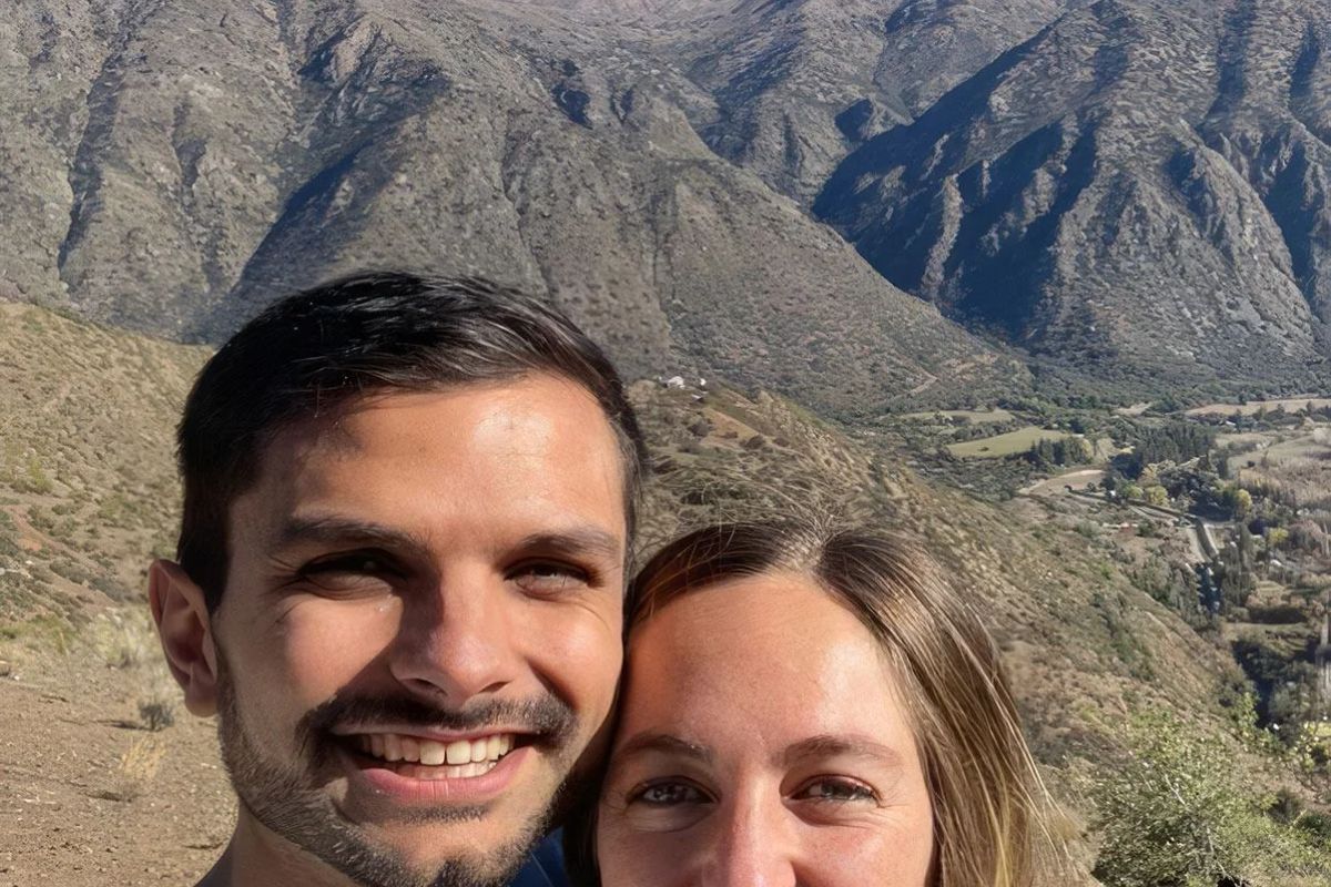 Pareja celebrando pedida de matrimonio con anillo de compromiso