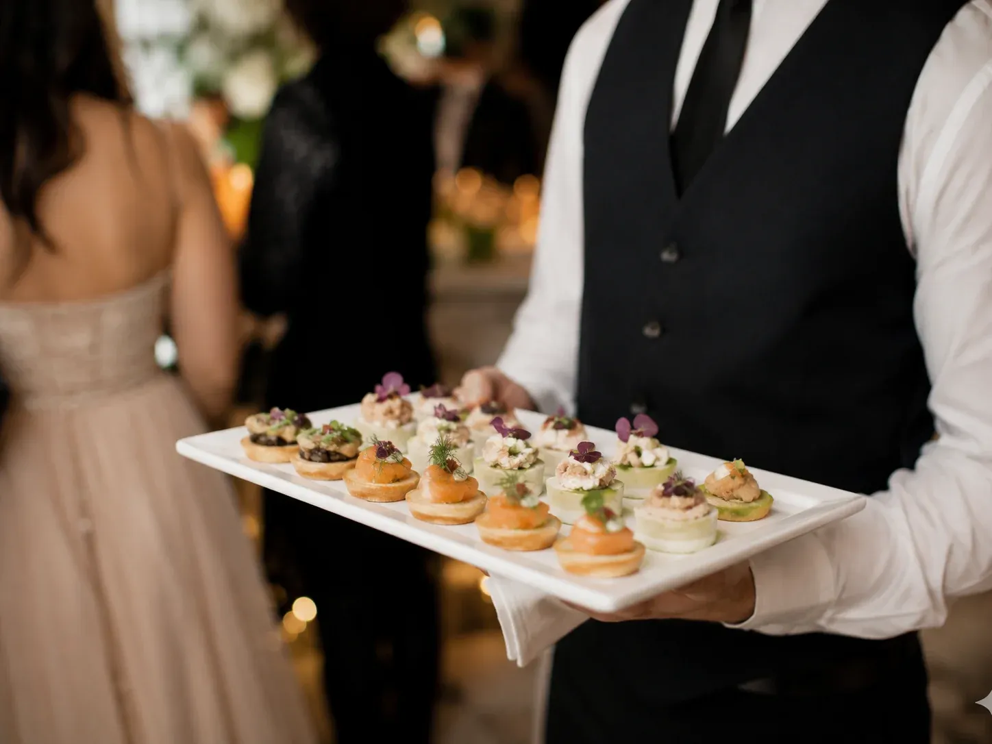 Cóctel de bienvenida con bocados elegantes para un matrimonio