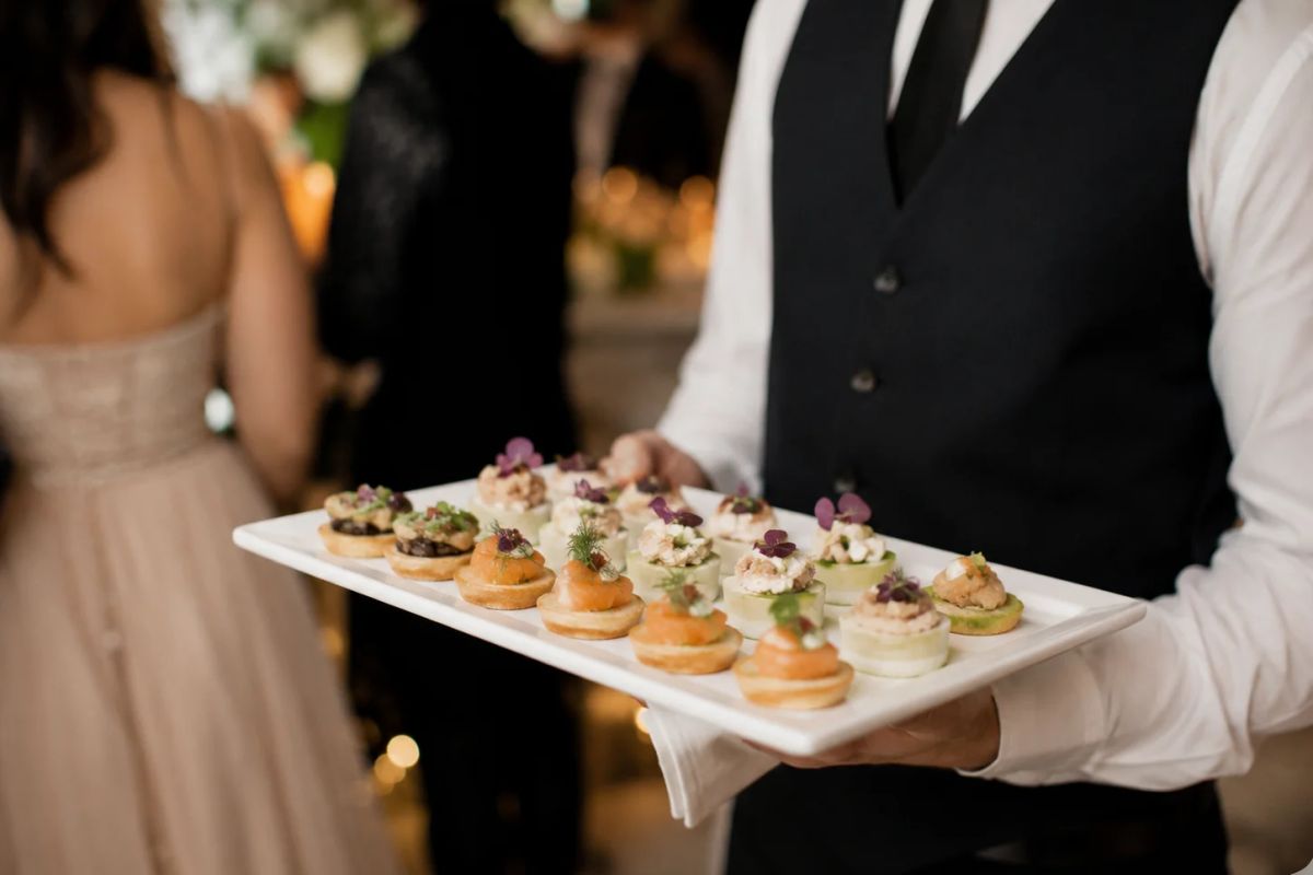 Cóctel de bienvenida con bocados elegantes para un matrimonio
