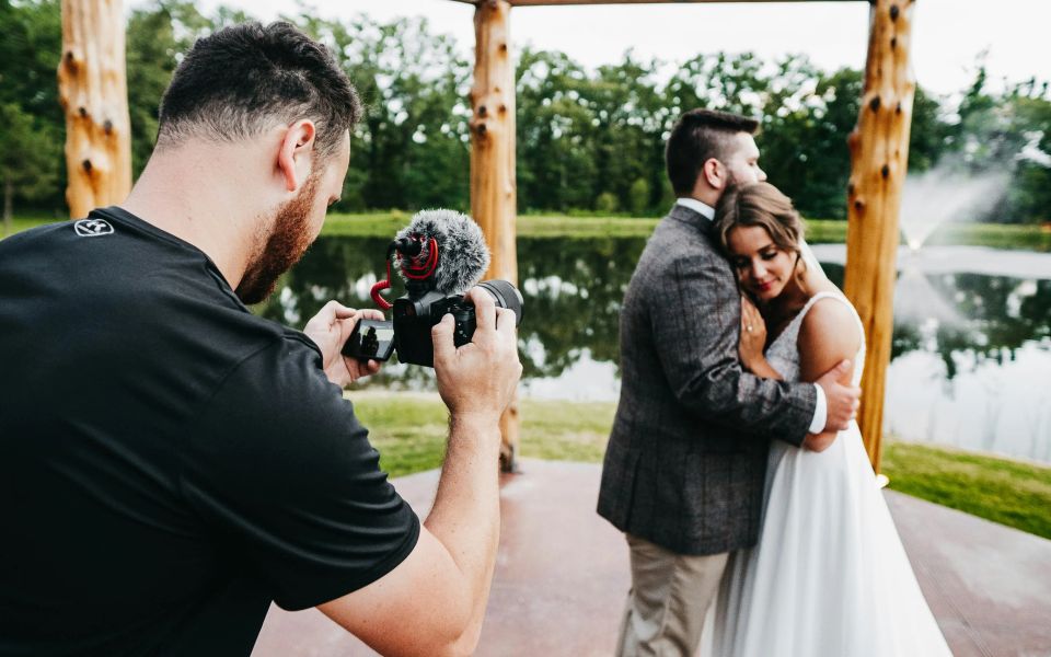 Pareja comparando proveedores para su matrimonio