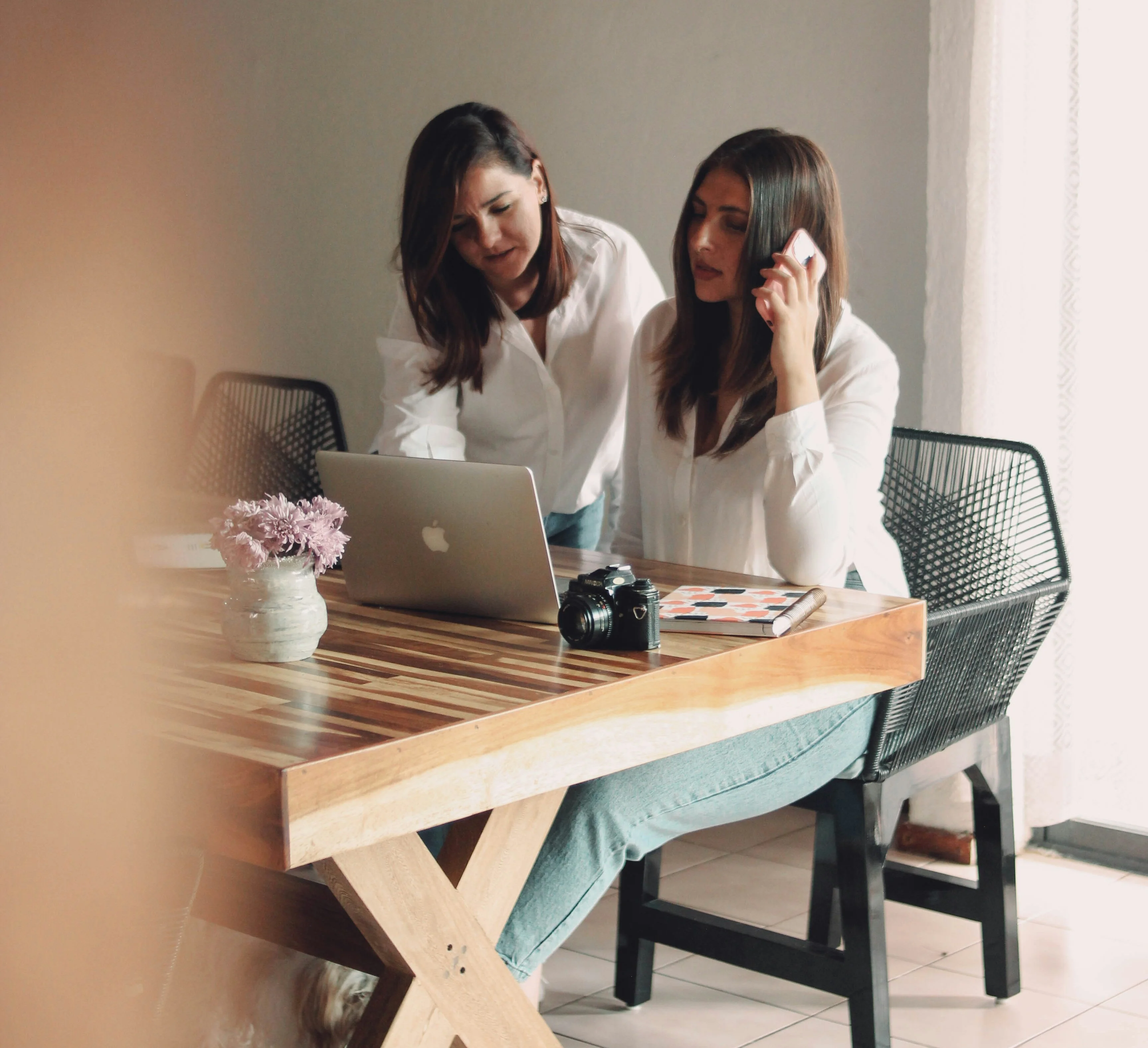 Pareja comparando propuestas y preguntas para wedding planner en Chile