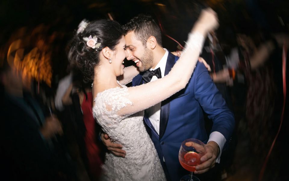 Comparación entre un matrimonio de día y uno de noche