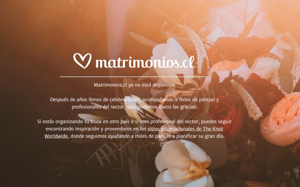 Pareja organizando su matrimonio y buscando proveedores para su celebración