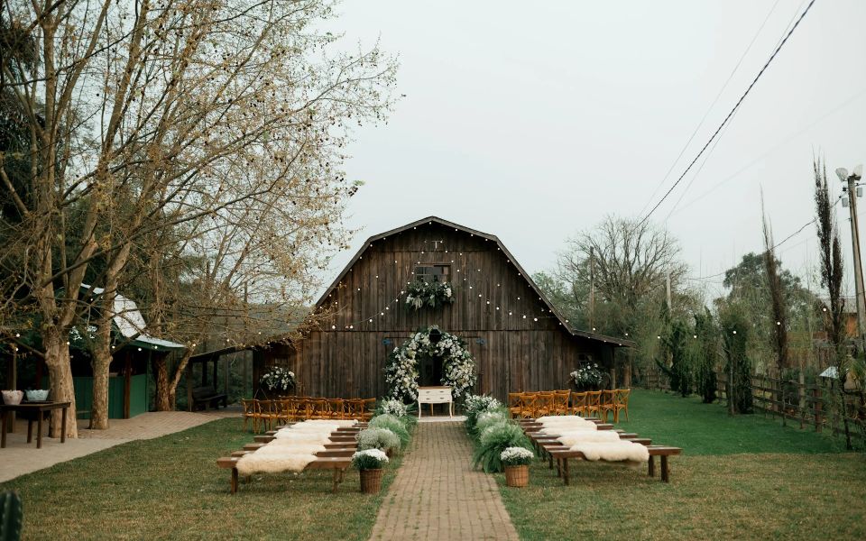 Pareja recorriendo un lugar para su matrimonio