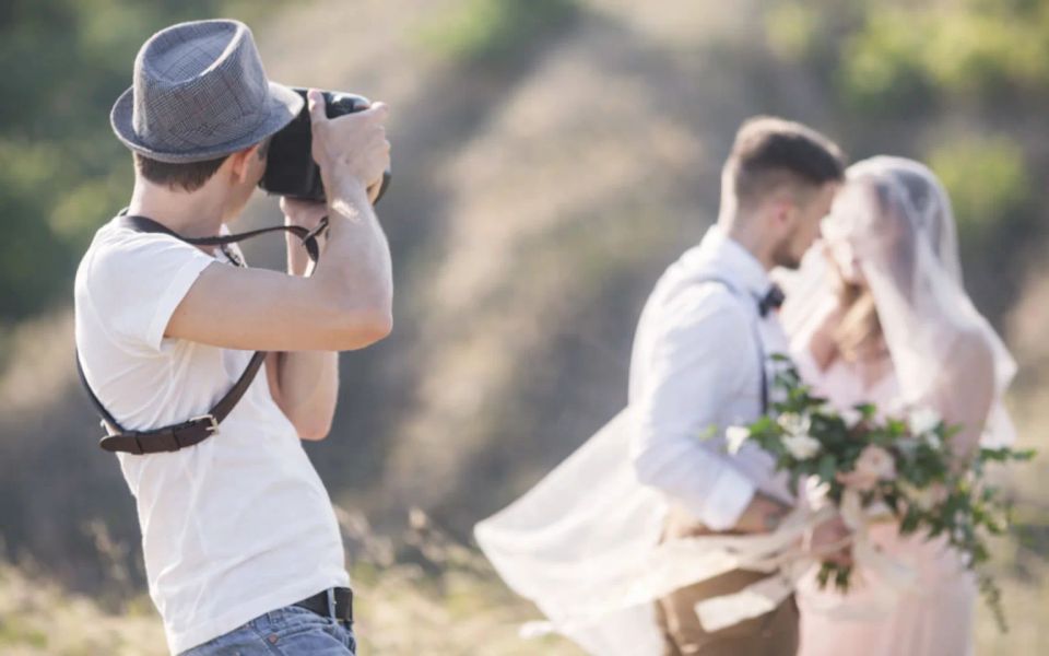 Fotógrafo registrando una ceremonia de matrimonio