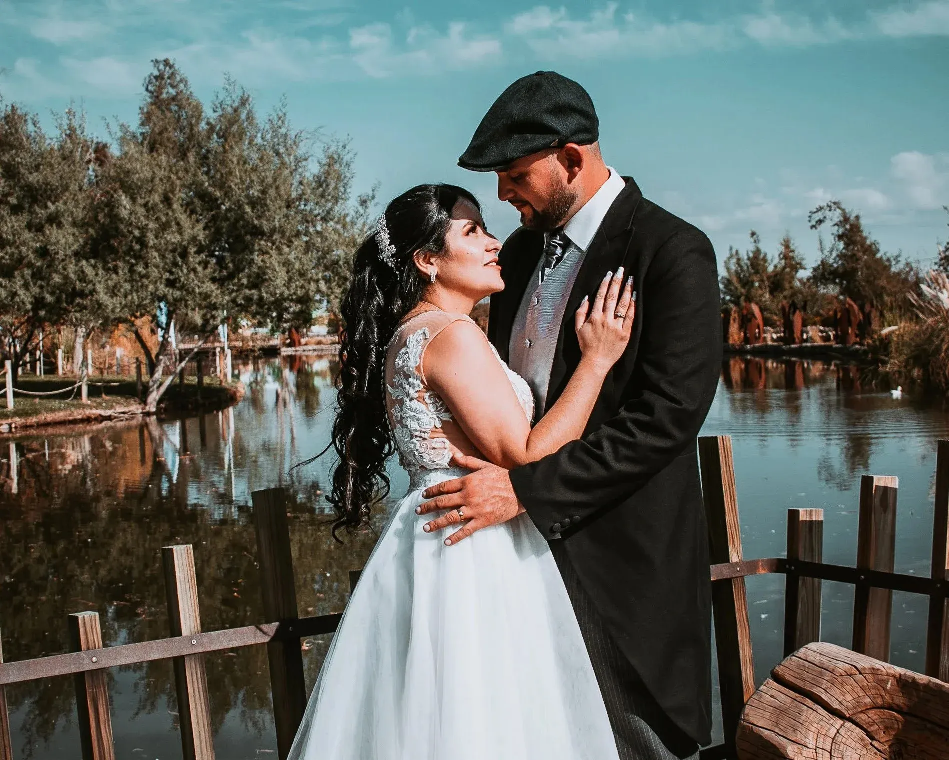 Pareja de novios celebrando su matrimonio junto a un lago en Chile